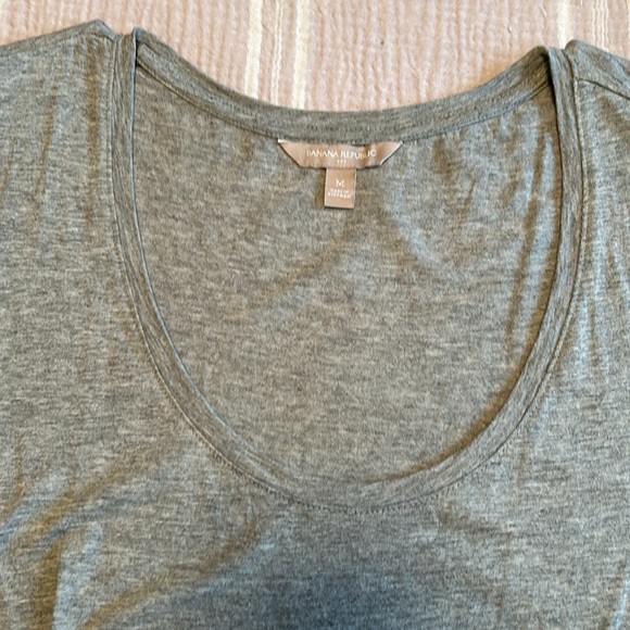 Banana Republic size M heather gray scoop neck tie at bottom top. - Picture 4 of 7